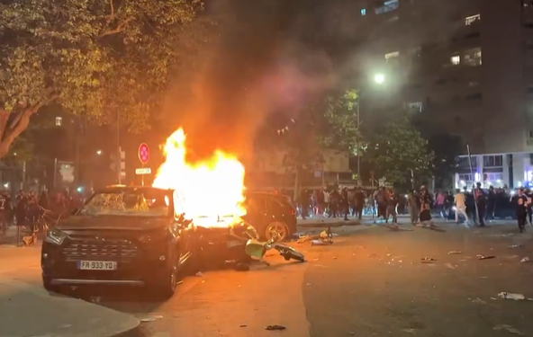 Pendukung  tim Paris Saint-Germain (PSG) yang berkumpul jalan Champs-Elysees membakar mobil. (tangkap layar/Cedric Canton)